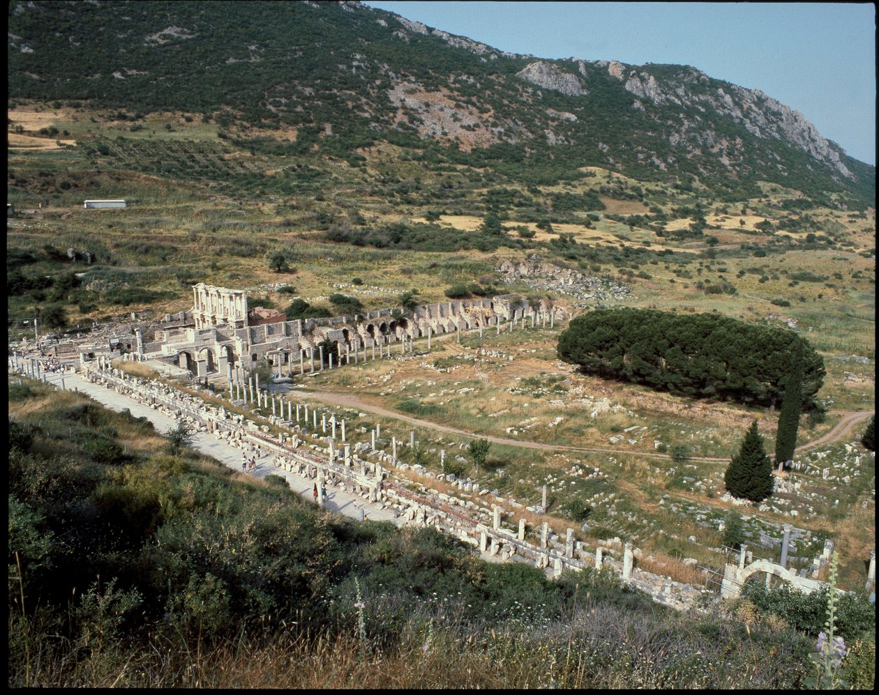 Küretler sokağının Celsus kütüphanesine doğru görünümü. by Roman