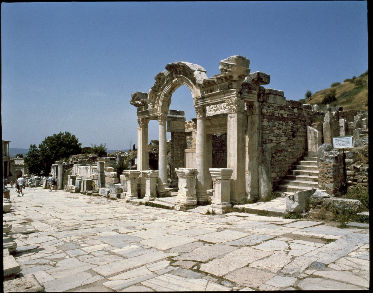 Hadrian tapınağının görünümü by Roman