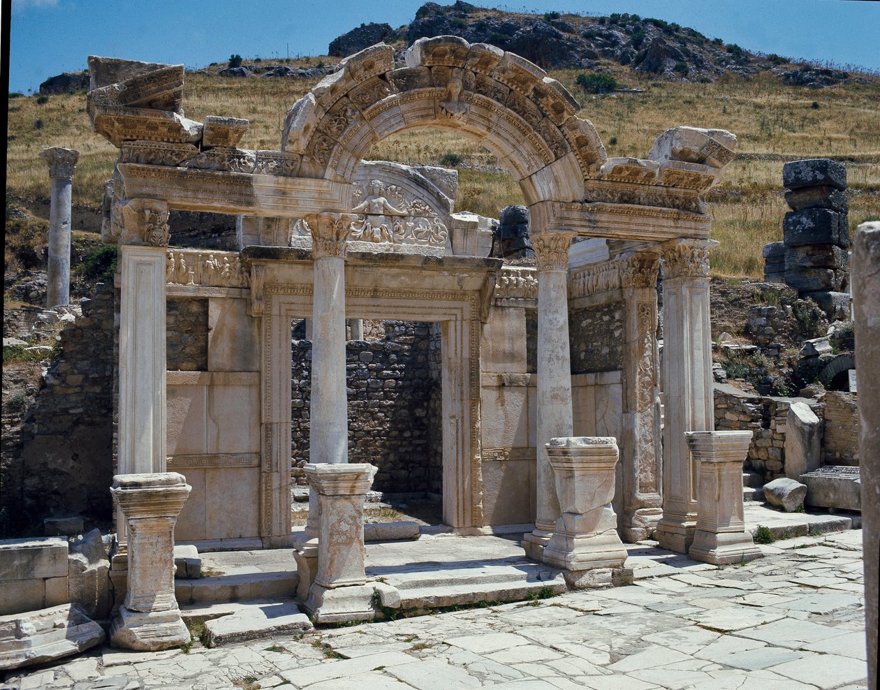 Curetes caddesindeki Hadrian tapınağının görünümü. by Roman