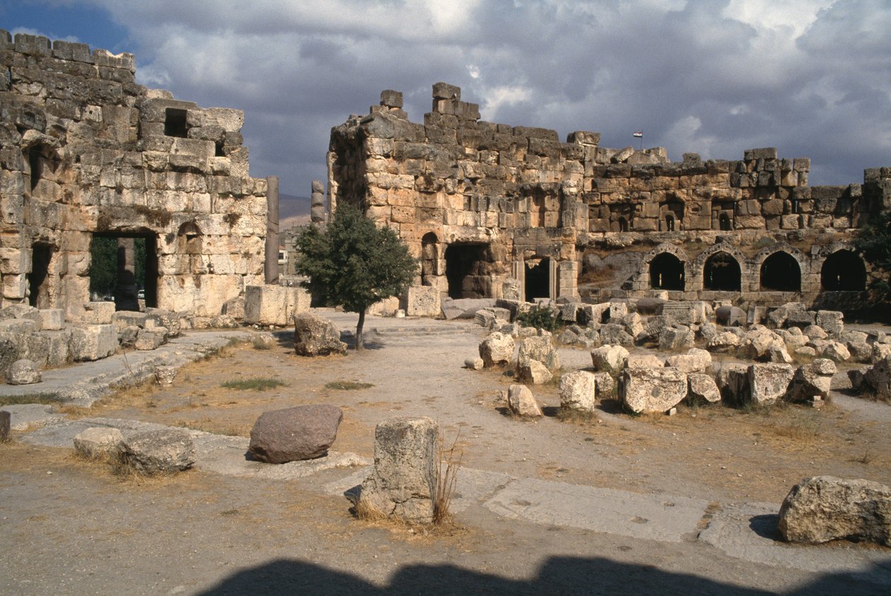 Jüpiter Heliopolitanus Tapınağı, Altıgen avlu, Yüksek İmparatorluk Dönemi (MÖ 27-395) by Roman Imperial Period