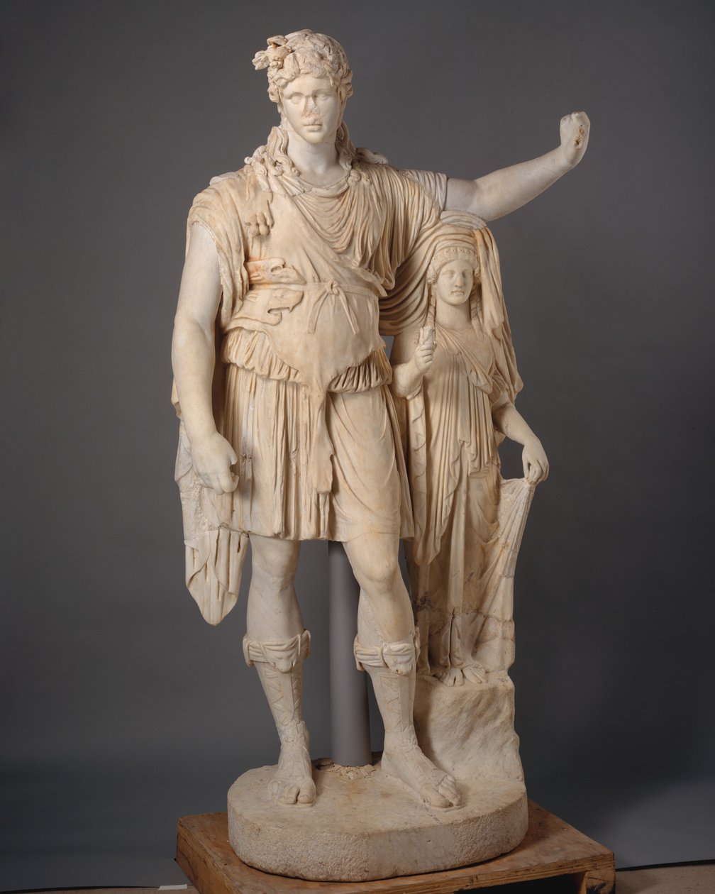 Bir kadın figürüne yaslanmış Dionysos heykeli ("Umut Dionysos"), MÖ 27–MS 68 (mermer) by Roman Imperial Period