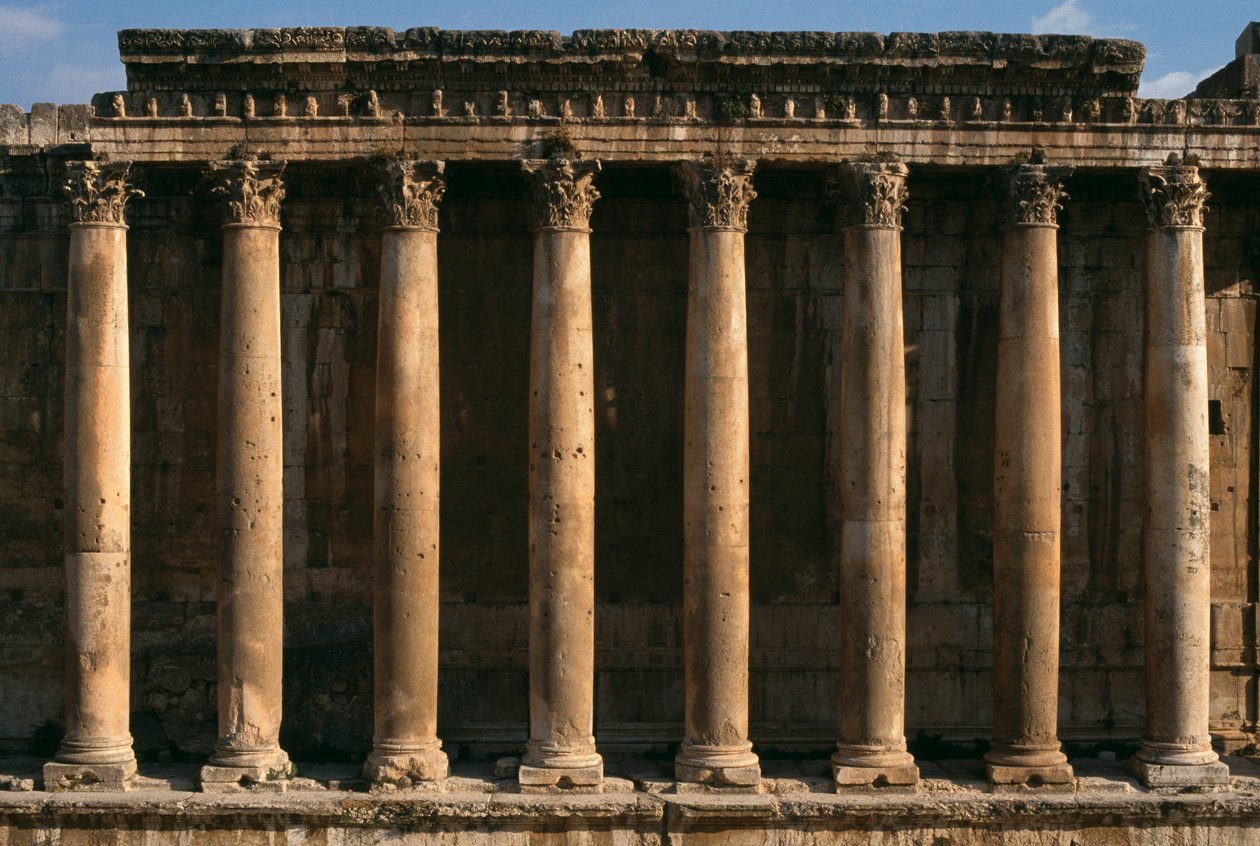 Bacchus Tapınağı, revak görünümü; Yüksek İmparatorluk Dönemi (27 M.Ö.-395 AD) by Roman Imperial Period