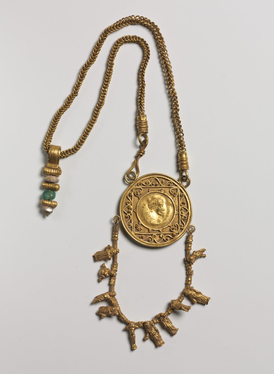 Madalyonlu ve Kolyeli Yaka, 200-300 by Roman Period Egyptian