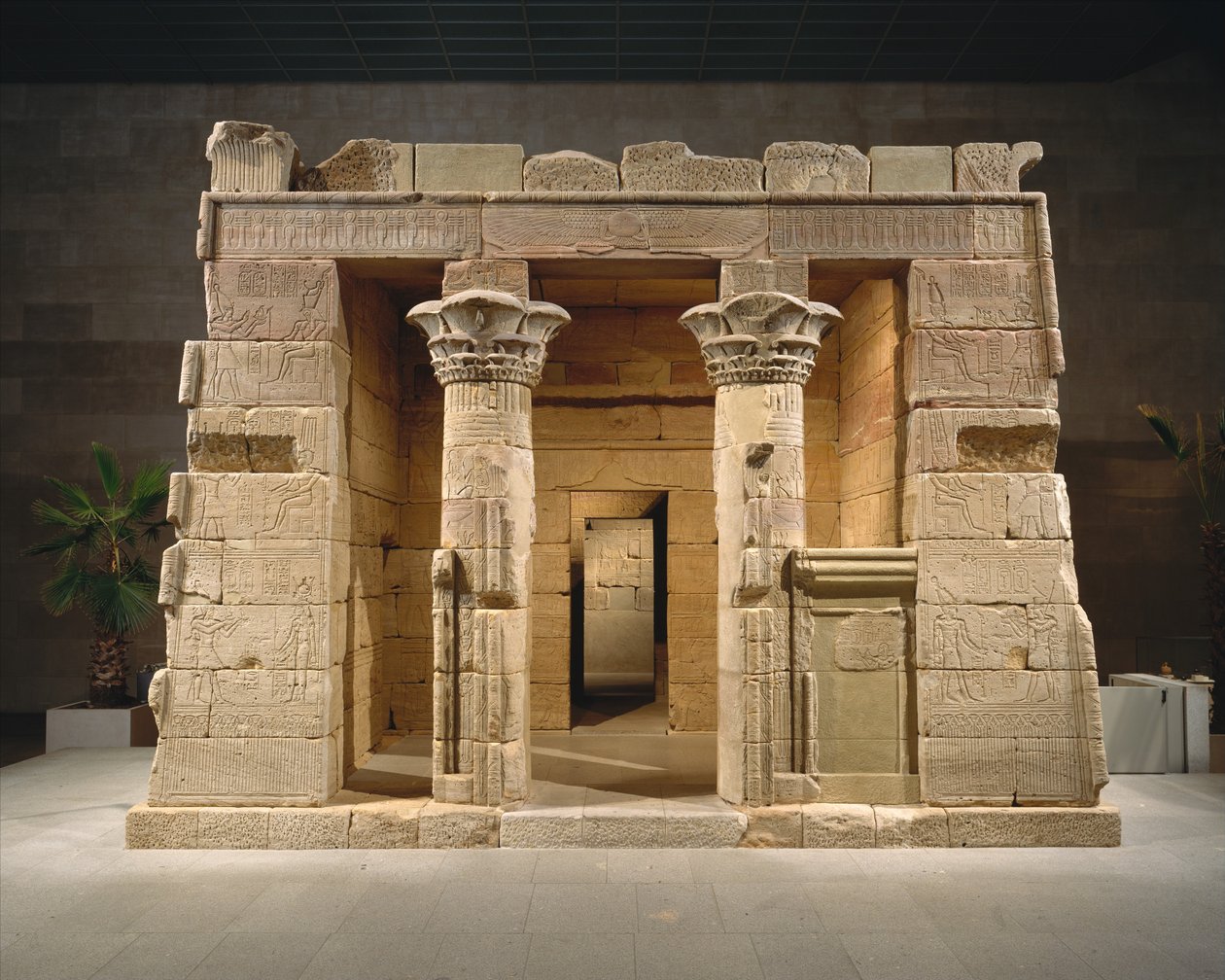 Dendur Tapınağı, yaklaşık MÖ 10 (eolian kumtaşı) by Roman Period Egyptian