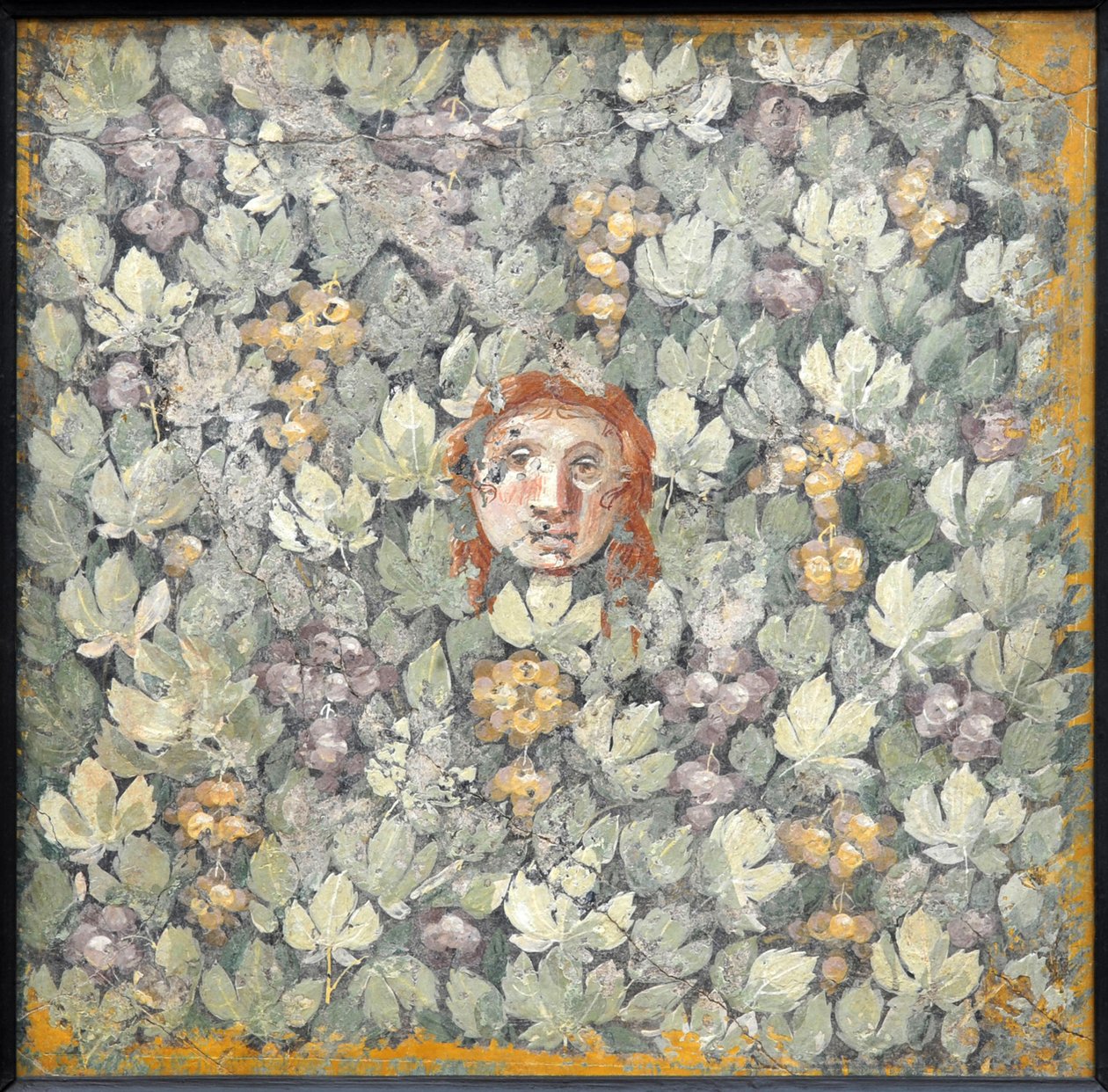 Asma yaprağı ve üzüm salkımına maske, 1.H. 1. yüzyıl. AD. by Roman Pompeian wall painting.