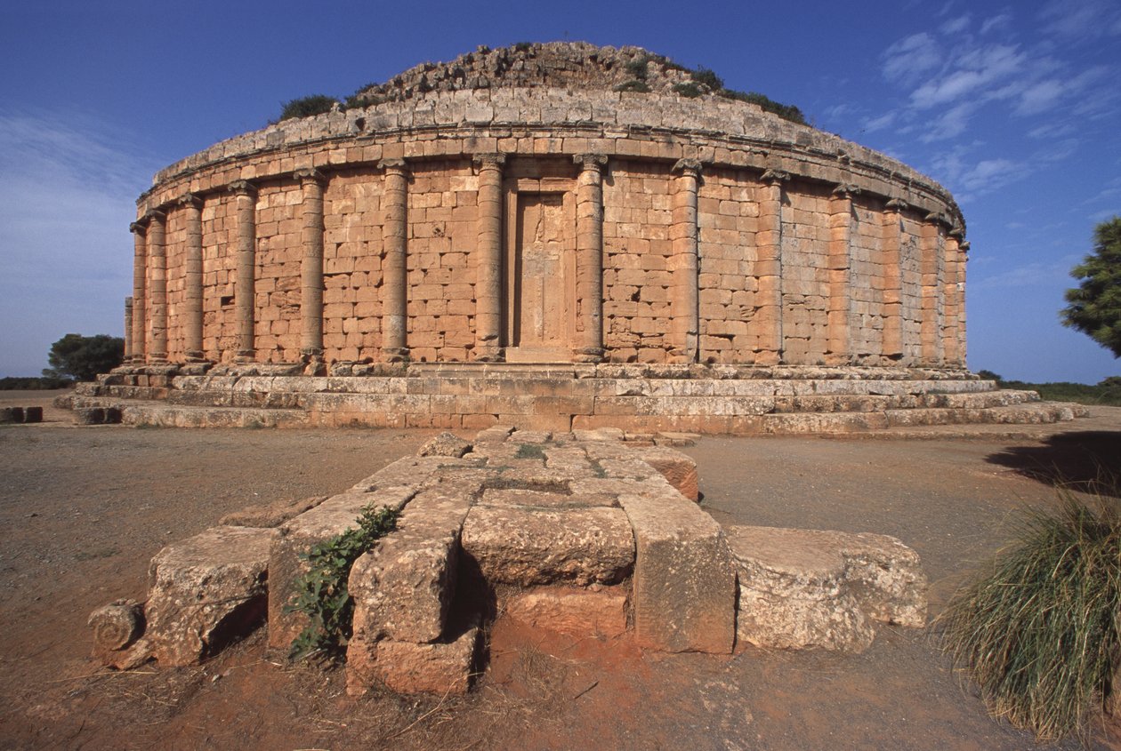 Sahte kapılara işlenmiş haçlar nedeniyle Hristiyan Mezarı olarak adlandırılan Moritanya Kraliyet Mozolesi (ayrıca bkz. 233873) by Roman Republican Period
