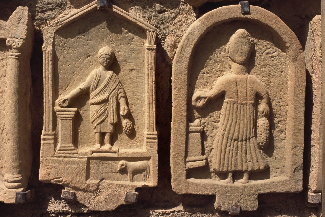 İnsan figürlerini betimleyen steller by Roman Republican Period