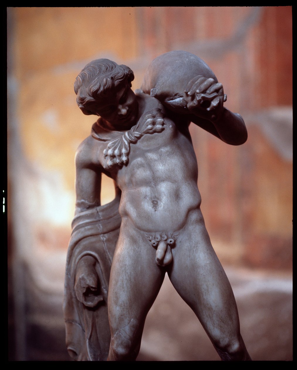 Şarap tulumu olan bir satir. Casa dei Cervi evinde heykel, MÖ 5. yy-1. yy by Roman Roman