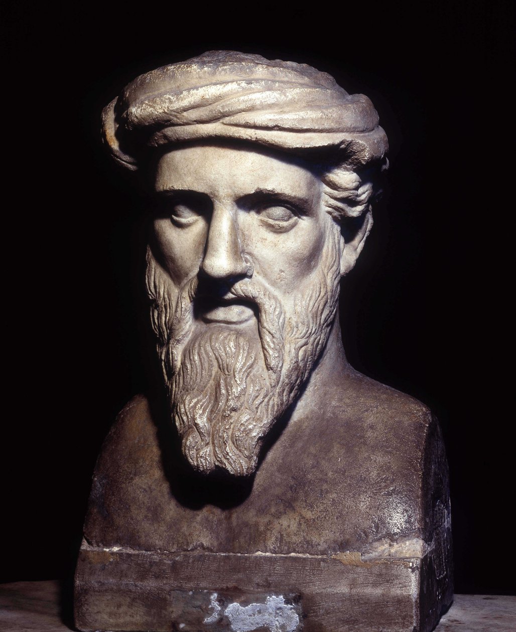 Pisagor büstü (-6. yüzyıl), Yunan filozof ve matematikçi, Musei Capitolini, Roma. by Roman Roman