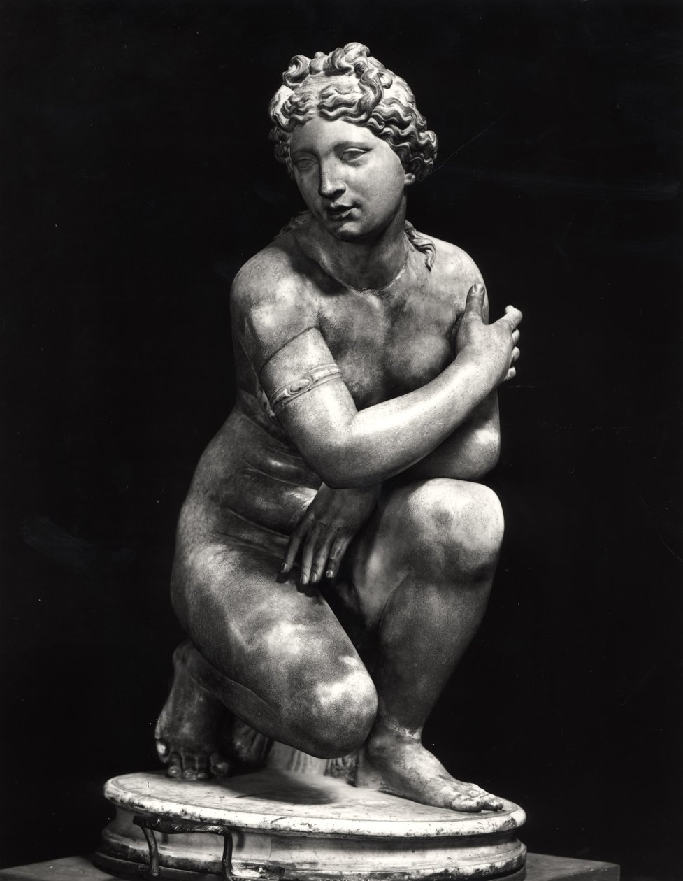 Çömelmiş Venüs, MÖ 3. yüzyıla ait bir Yunan orijinalinin (mermer) kopyası (s/b fotoğraf) by Roman Roman