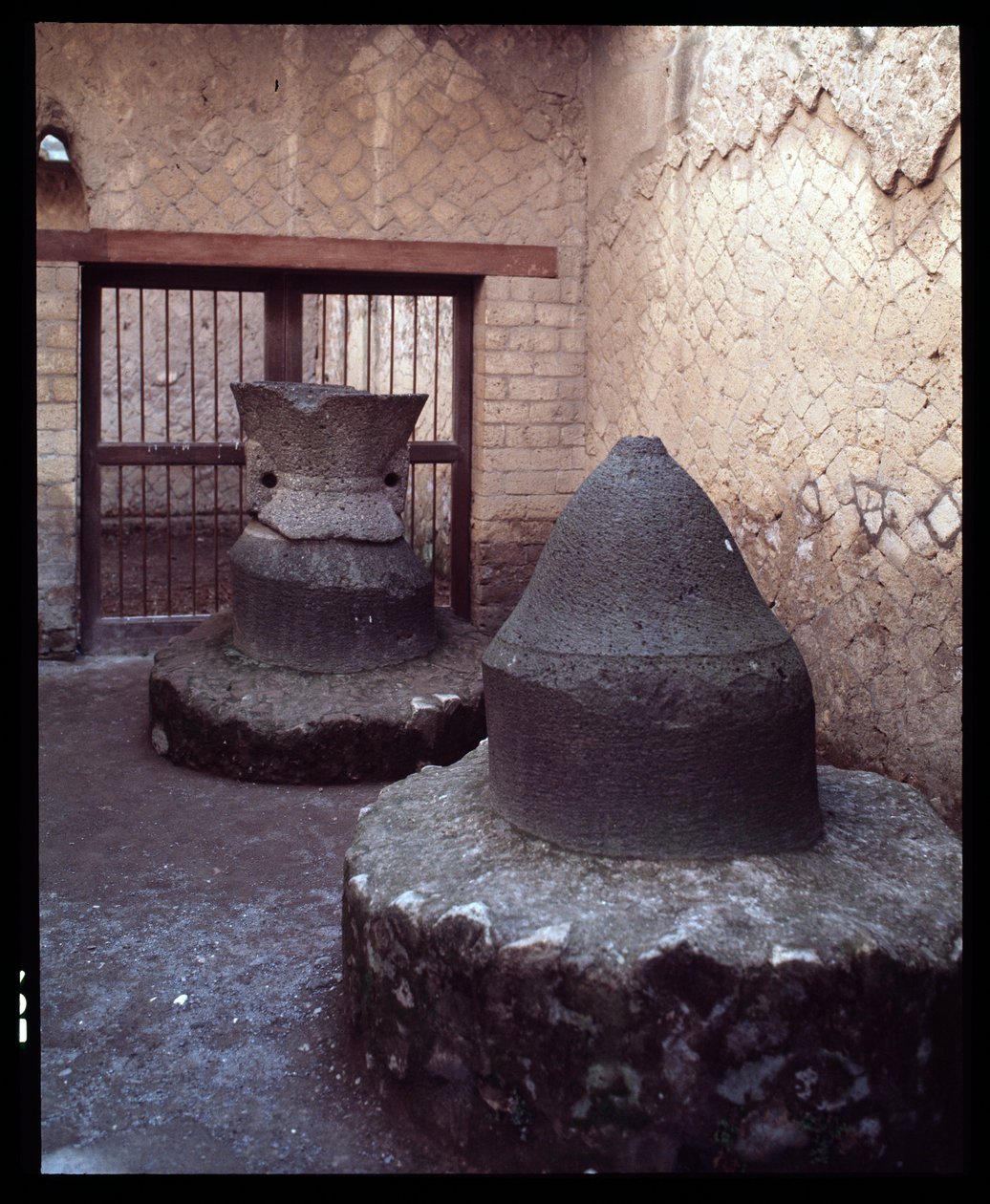 Buğday için değirmen taşı, pistrinum (fırın), MÖ 5. yy - MS 1. yy by Roman Roman