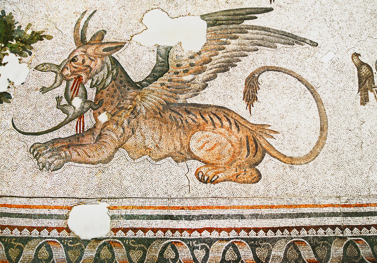Kertenkele yiyen bir Kaplan-Griffon'u betimleyen mozaik, Arasta Çarşısı, Sultan Ahmet Camii, İstanbul. by Roman Roman
