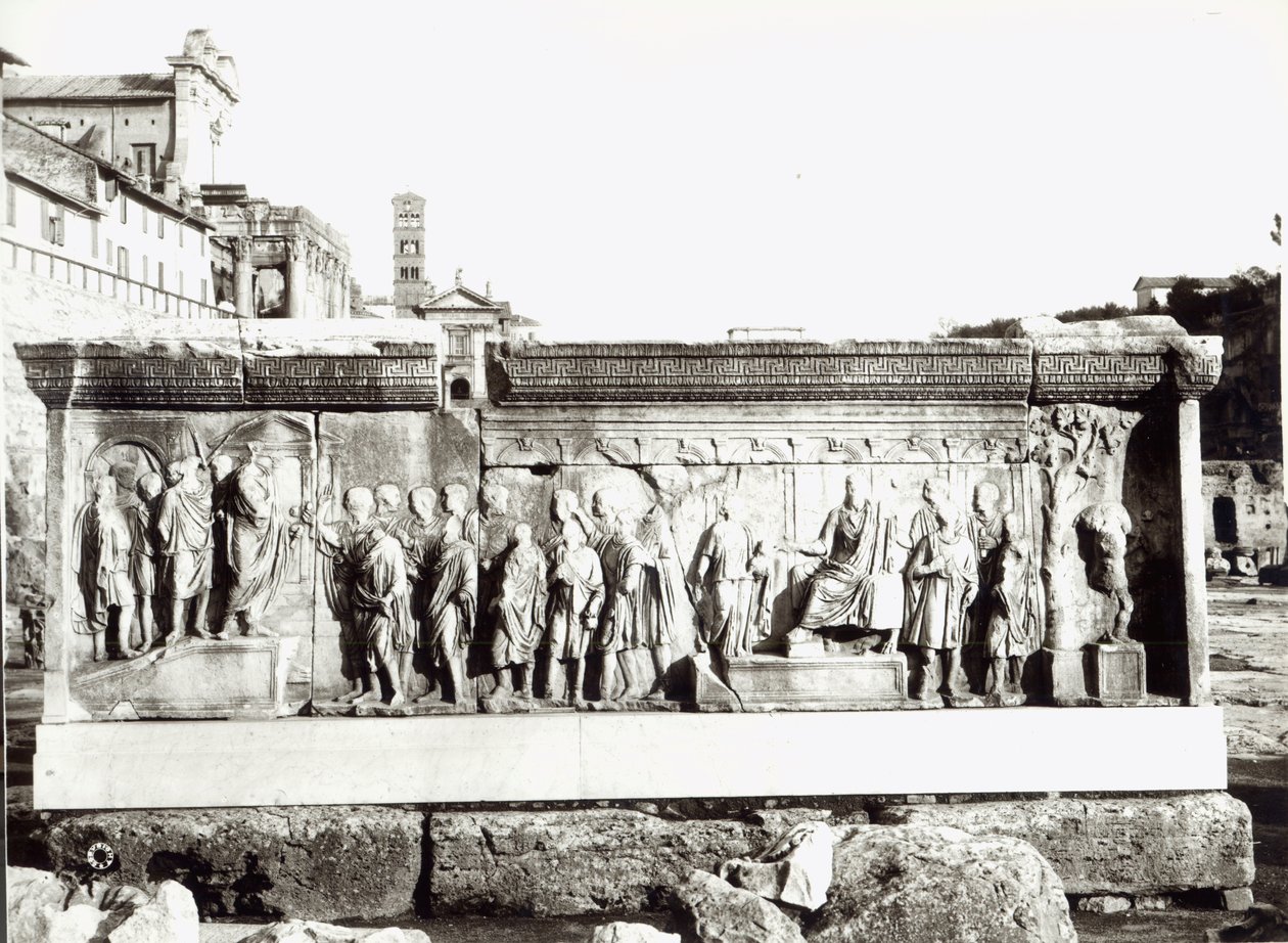 Institutio Alimentaria (mermer) tasvirleri ile Trajan Pluteus (s/b fotoğraf) by Roman Roman