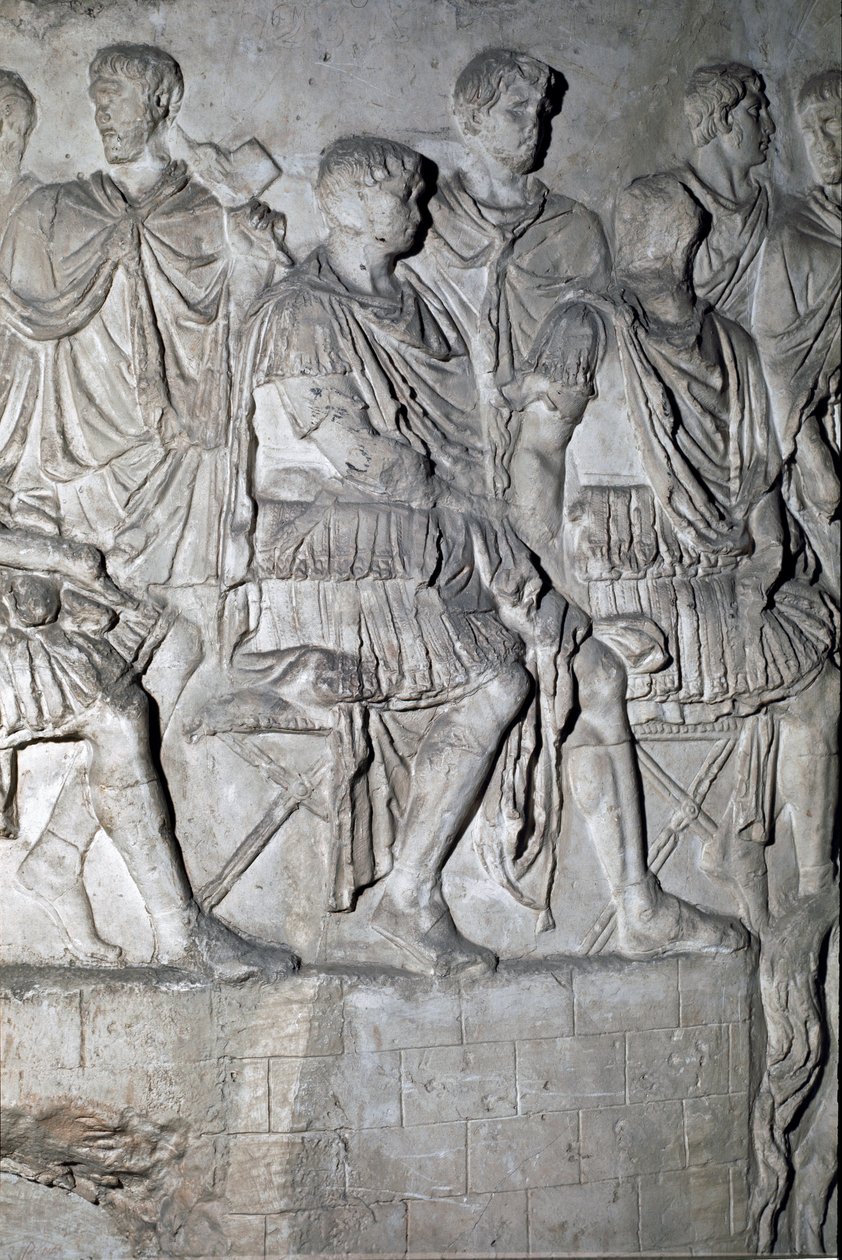 Roma Sanatı: “” Roma İmparatoru Trajan, bir savaş konseyi tutan tribün üzerinde”” İmparator Trajan döneminde Roma