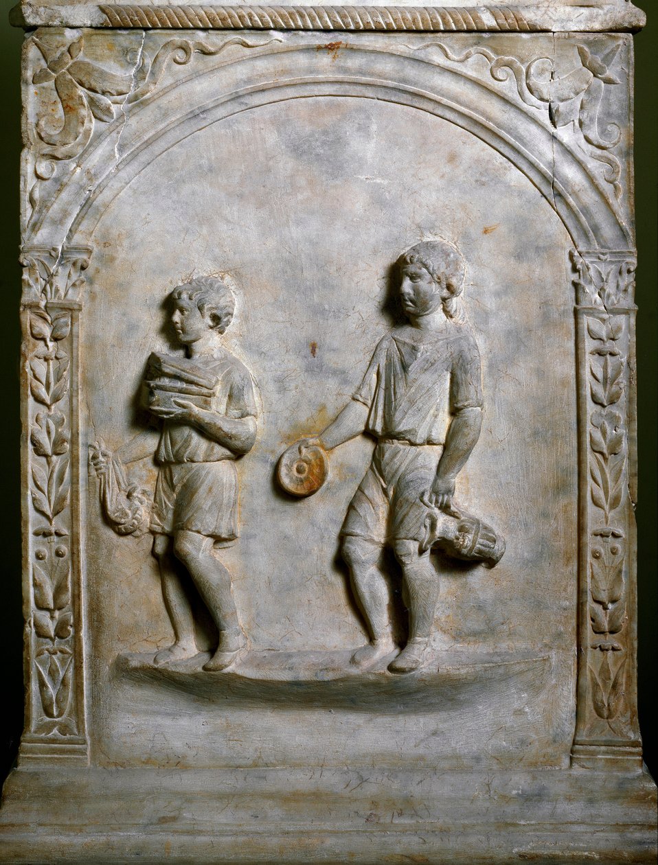 Roma sanatı: mezar sunağı, kurban için nesneler taşıyan iki hizmetçiyi tasvir eder. Düşük kabartma. Roma, Museo Nazionale Romano by Roman Roman