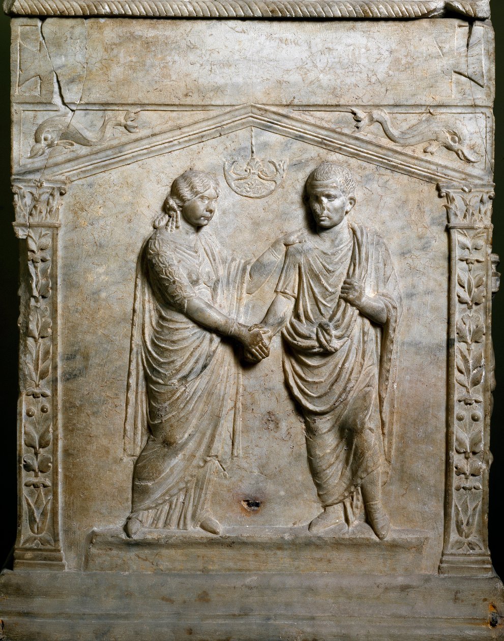 Roma sanatı: cenaze sunağı bir düğün sahnesini süslüyor (Junctio dextrarum). Düşük kabartma. Roma, Museo Nazionale Romano by Roman Roman
