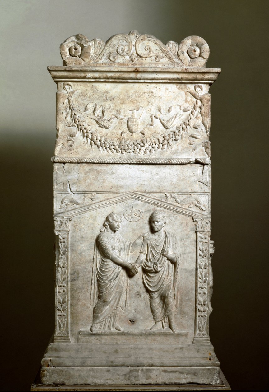 Roma sanatı: bir düğün sahnesini süsleyen cenaze sunağı (Junctio dextrarum) - Alçak kabartma - Roma, Museo Nazionale Romano - Evlilik el sıkışması (Junctio dextrarum) - Mermer kabartma, Roma sanatı, evli bir çiftin cenaze sunağından - Roma, Museo Nazio by Roman Roman