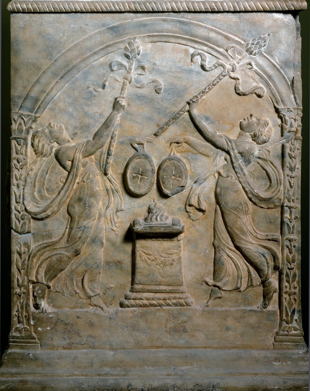 Roma sanatı: dans eden iki menadeyi temsil eden cenaze sunağı. Düşük kabartma. Roma, Museo Nazionale Romano by Roman Roman
