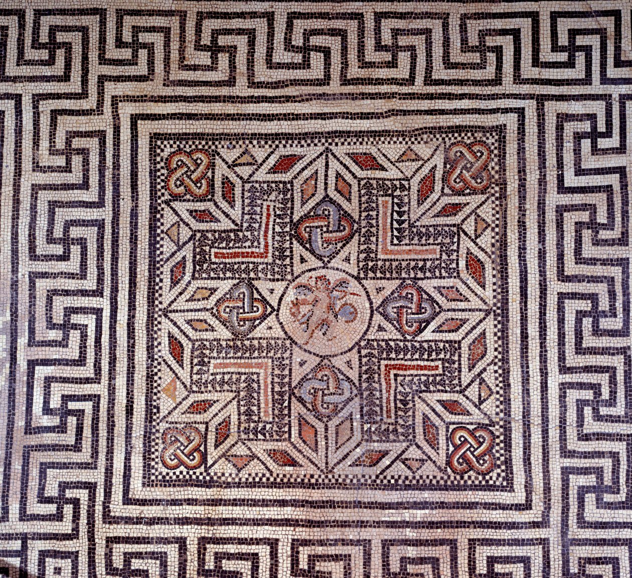 Roma sanatı: geometrik figürlü mozaik. Nimes, arkeoloji müzesi. by Roman Roman