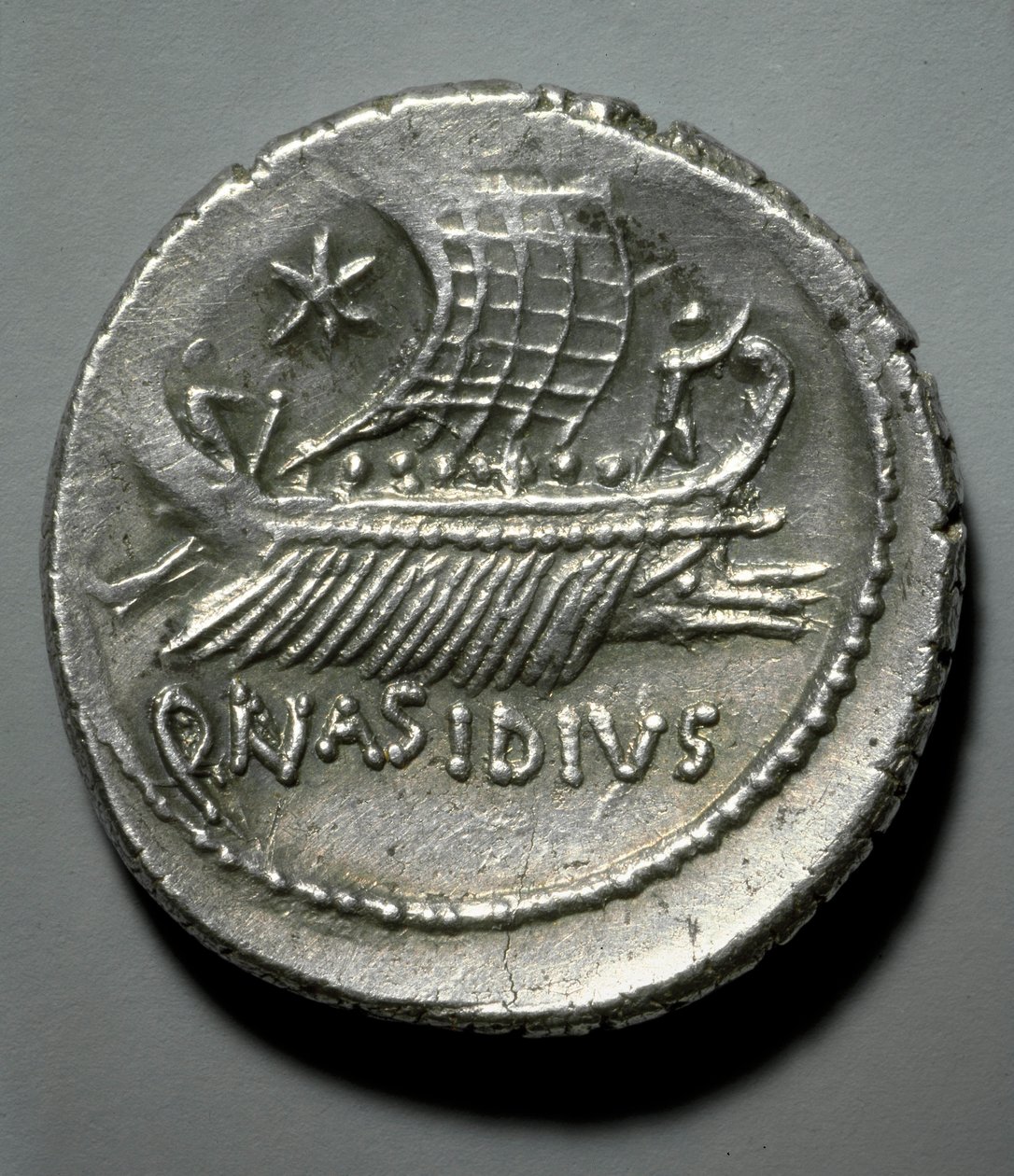 Roma sanatı: Düşman gemilerini devirmek için bir sistemle donatılmış bir kadırga tarafından tasvir edilen gümüş sikke. Paris, B.N. Kabine des Medailles by Roman Roman