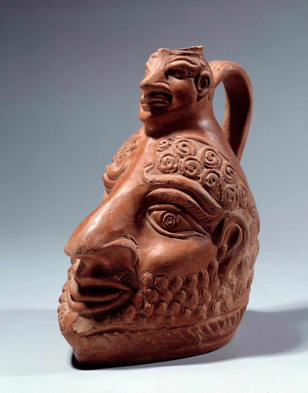 Roma sanatı: çift başlı pişmiş toprak vazo. Paris, Louvre Müzesi by Roman Roman
