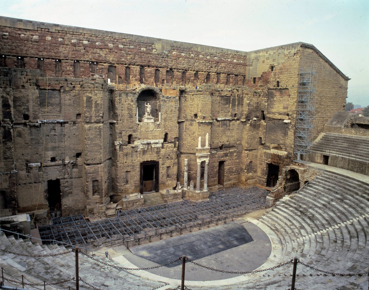 Roma sanatı: Orange şehrinin (Vaucluse) Roma tiyatrosunun görünümü. by Roman Roman