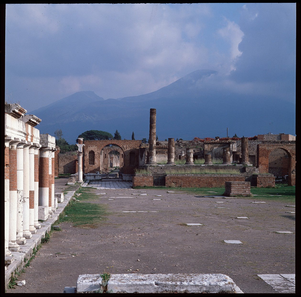 Roma sanatı: forumun görünümü, Pompei arkeolojik alanı (MÖ 1. yüzyıl - MS 1. yüzyıl) İtalya (Roma sanatı: Pompeii forumunun görünümü by Roman Roman