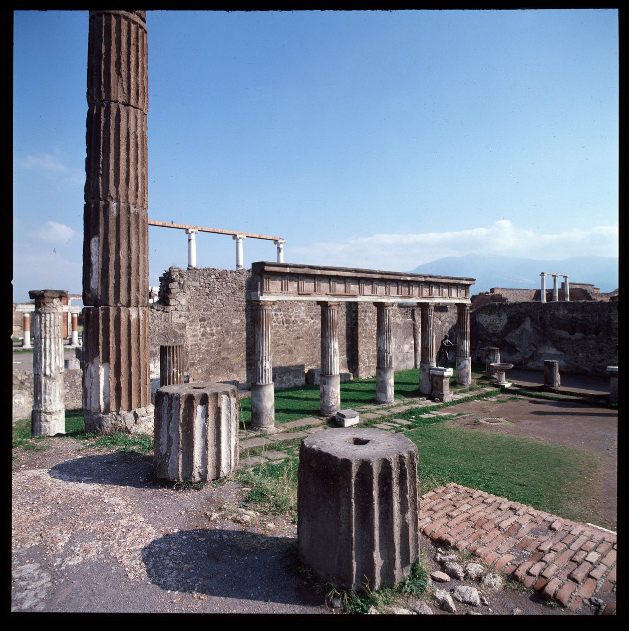 Roma sanatı: Pompei arkeolojik alanındaki Apollon tapınağının görünümü (MÖ 4. yüzyıl - MÖ 2. yüzyıl) İtalya (Roma sanatı: Apollo tapınağının görünümü, Pompeii, MÖ 4. yüzyıl - MÖ 2. yüzyıl, İtalya) by Roman Roman