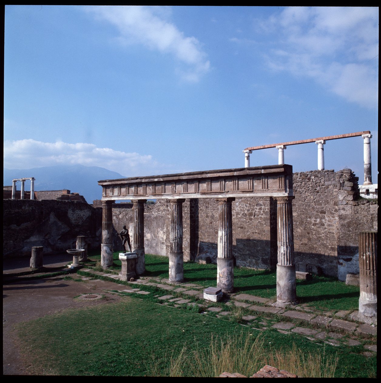 Roma sanatı: Pompei arkeolojik alanındaki Apollon tapınağının görünümü (MÖ 4. yüzyıl - MÖ 2. yüzyıl) İtalya (Roma sanatı: Apollo tapınağının görünümü, Pompeii, MÖ 4. yüzyıl - MÖ 2. yüzyıl, İtalya) by Roman Roman