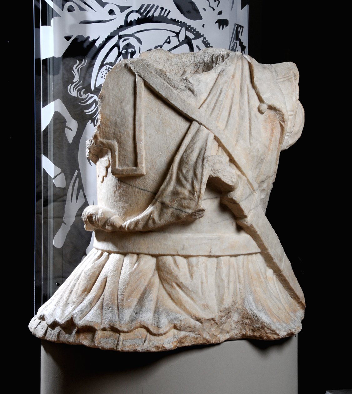 Bir süvari (mermer) heykeli gövdesi (ayrıca bkz. 371176) by Roman Roman