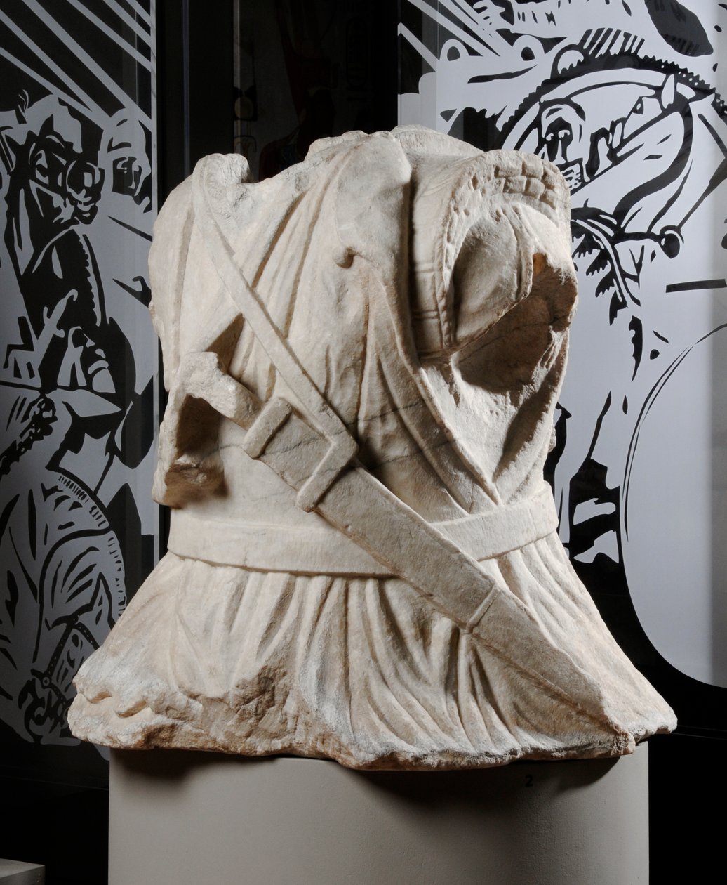 Bir süvari (mermer) heykeli gövdesi (ayrıca bkz. 371177) by Roman Roman