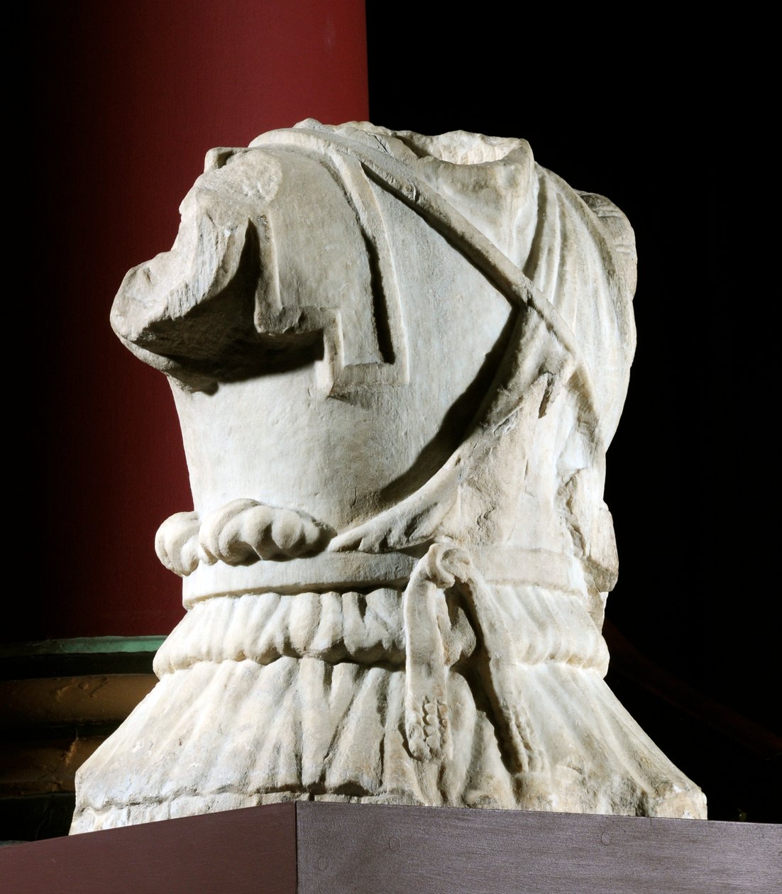 Bir süvari (mermer) heykeli gövdesi (ayrıca bkz. 371178) by Roman Roman