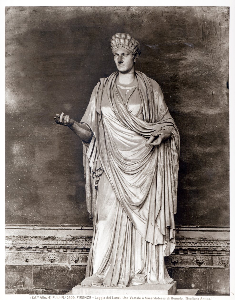 Vestal Bakire veya Romulus Rahibesi Heykeli (mermer) (s/b fotoğraf) by Roman Roman