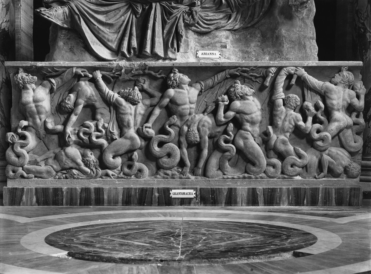Giants, Ariane'i ve bir gigantomachy'yi (mermer) tasvir eden bir kabartmanın detayı (s/b fotoğraf) by Roman Roman