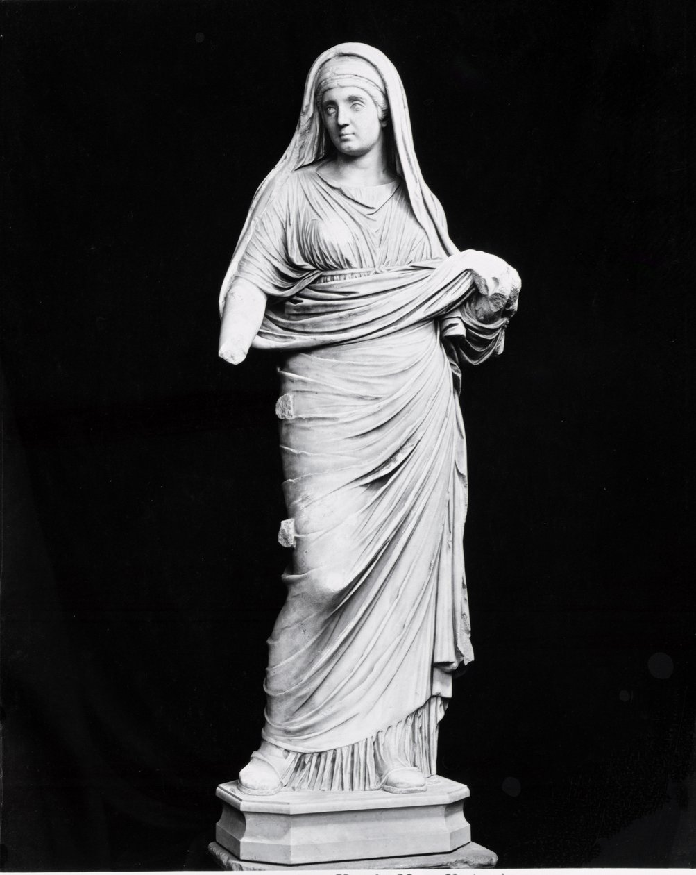 Vestal Virgin (mermer) (s/b fotoğraf) by Roman Roman