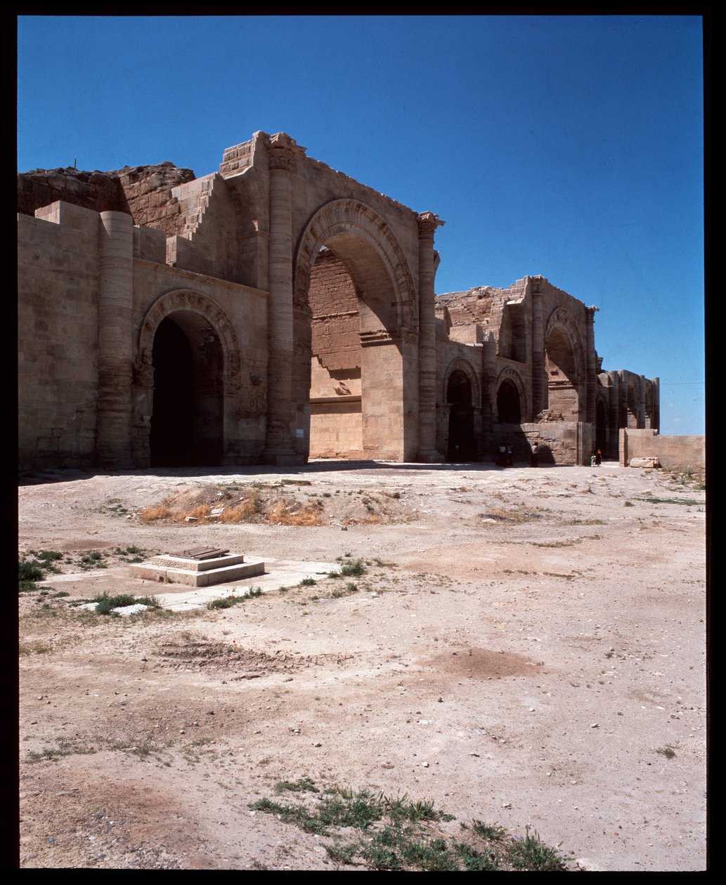 Roma tapınağının görünümü by Roman Roman