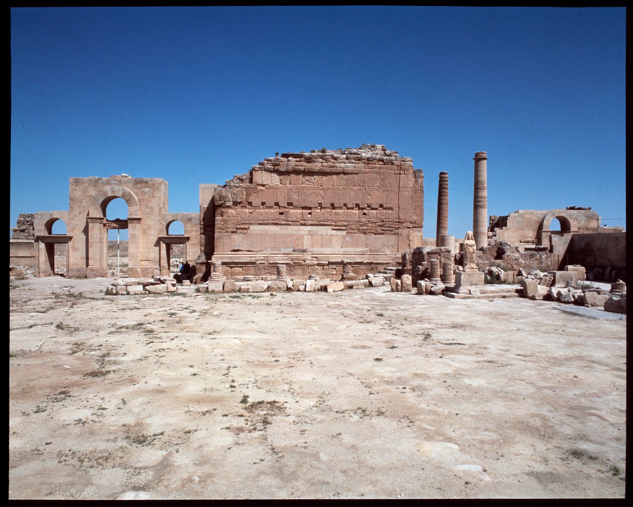 Roma tapınağının görünümü by Roman Roman