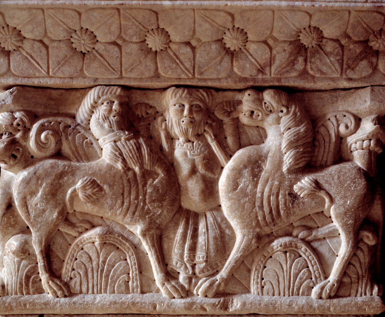 Manastırın tribününde bir centaur ve bir aslan, oyma sermaye by Romanesque