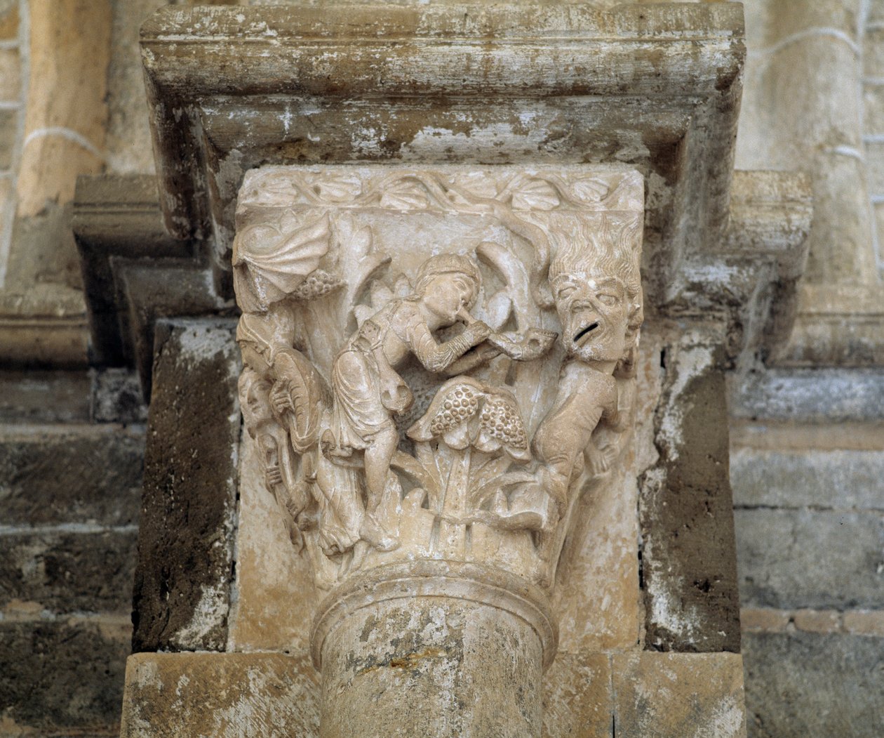 Bir müzisyen ve şehvet düşkünlüğünü simgeleyen bir iblis (oyulmuş sermaye) by Romanesque