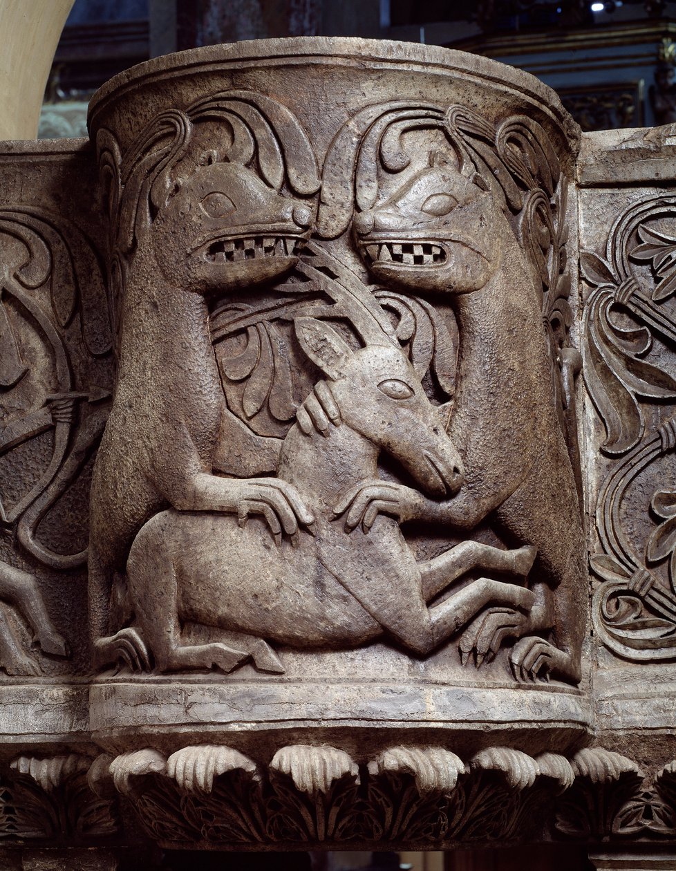 Dövüşen hayvanlar, kürsüdeki ambo detayı, kabartma by Romanesque