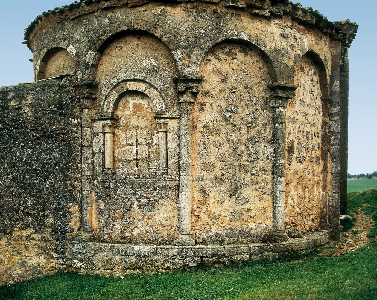 Dışarıdan görülen apsis, Aziz Michael Kilisesi (Parroquia católica de san Miguel Arcángel), Valdenebro, Soria, Kastilya ve Leon, İspanya, 12. yüzyılın sonu - 13. yüzyılın başı (fotoğraf) by Romanesque