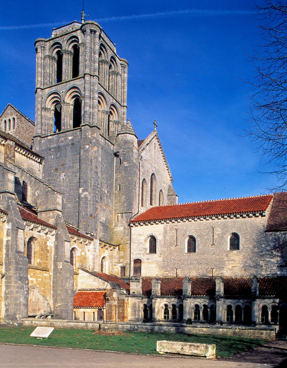 Vezelay Bazilikası (Yonne, Burgonya), dışarıdan görünüm by Romanesque
