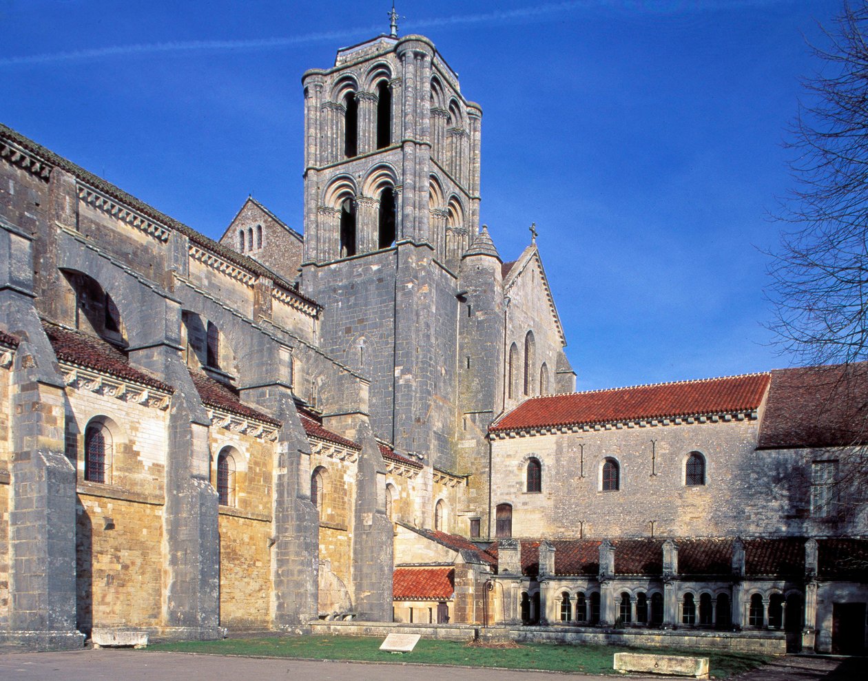 Vezelay Bazilikası (Yonne, Burgonya), dışarıdan görünüm by Romanesque