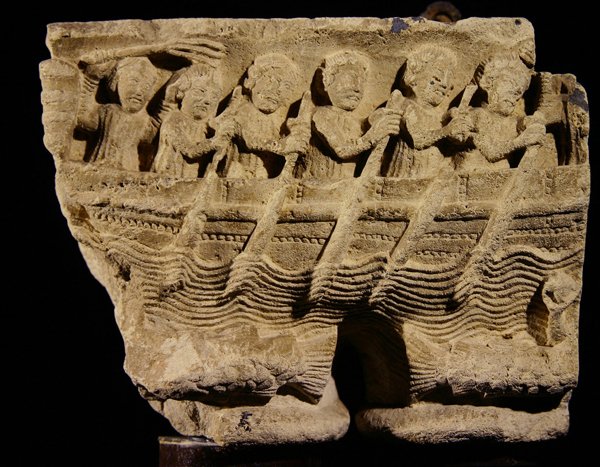 Bir teknede kürekçileri tasvir eden ikiz sütunlarda sermaye by Romanesque