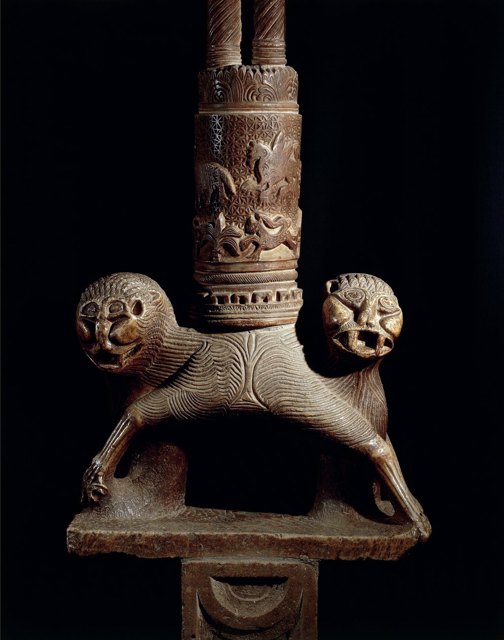 Aslanlı Paskalya şamdanının detayı by Romanesque