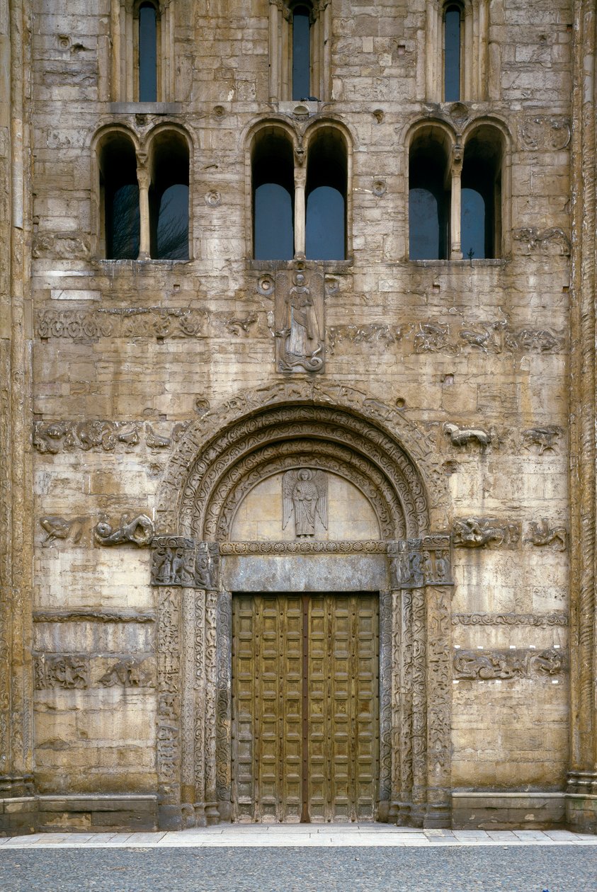 Bazilika'nın portalı ile cephenin Detay by Romanesque