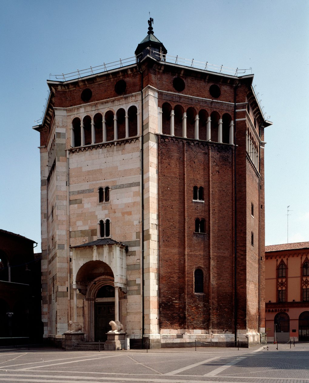 Vaftizhanenin dıştan görünüşü by Romanesque