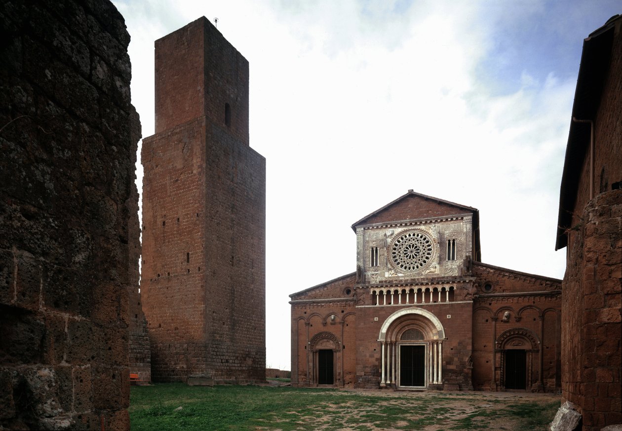 1250 civarında inşa edilmiş ve 1870 yılında restore edilmiş St Peter (san Pietro) kilisesinin cephesi ve çan kulesi, Toskana, İtalya by Romanesque