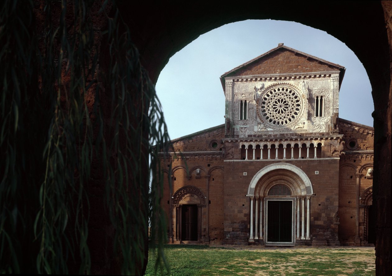 1250 civarında inşa edilmiş ve 1870 yılında restore edilmiş St Peter (san Pietro) kilisesinin cephesi, Toskana, İtalya by Romanesque