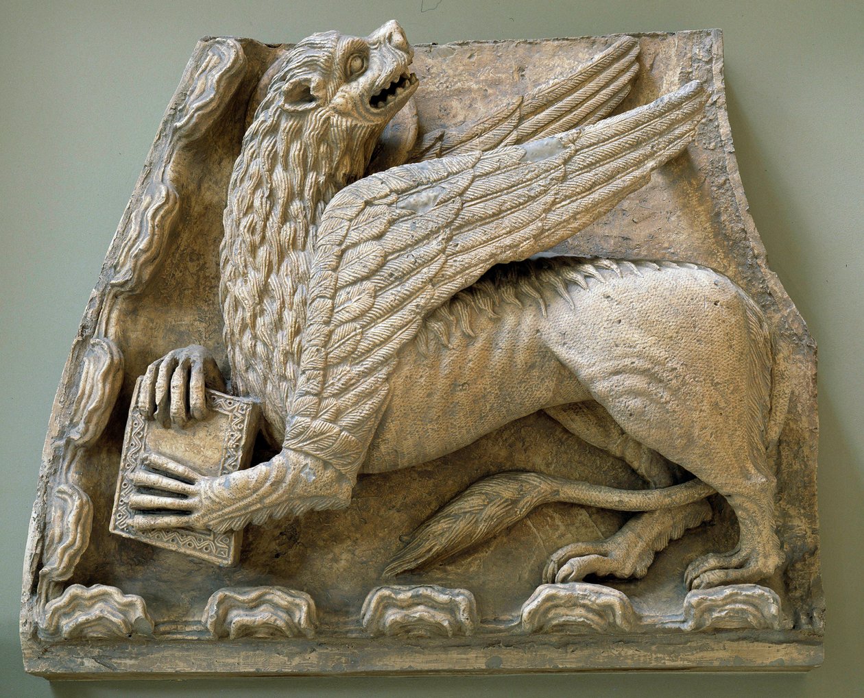Griffon, Saint Loup de Naud Kilisesi'nin (Seine ve Marne) 1170 Paris portalının orijinalinden heykeller, francais anıtlar müzesi by Romanesque